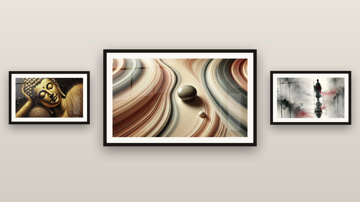 Pared de galería con tres cuadros enmarcados: Líneas y Perspectivas, El Sendero del Despertar y El Descanso del Sabio