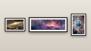 Pared de galería con tres cuadros enmarcados: Galaxia espiral cósmica, Nebulosa espiral y Nebulosa cósmica