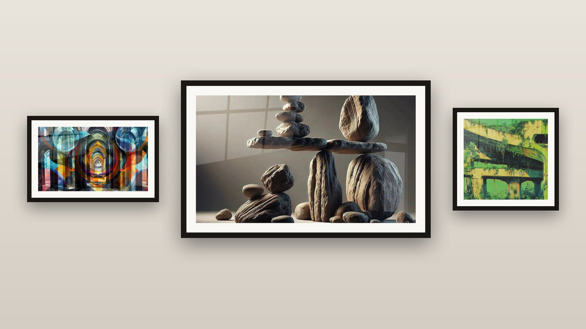 Mur de galerie avec trois tableaux encadrés : Cathédrale gothique abstraite, Infrastructure Urbaine et Éphémère Stabilité
