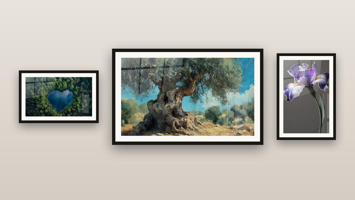 Galerijwand met drie ingelijste schilderijen, waaronder Meer nr. 1 en Iris nr. 9