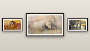Galerijwand met drie ingelijste schilderijen: Wanddecoratie Wild paard, Wilde Paarden en Witte Paarden