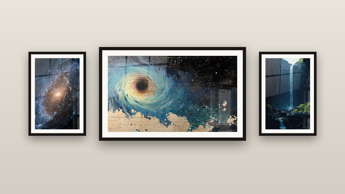 Galeriewand mit drei gerahmten Gemälden, darunter Spiralgalaxie und Schwarzloch-Wandbild kosmisch
