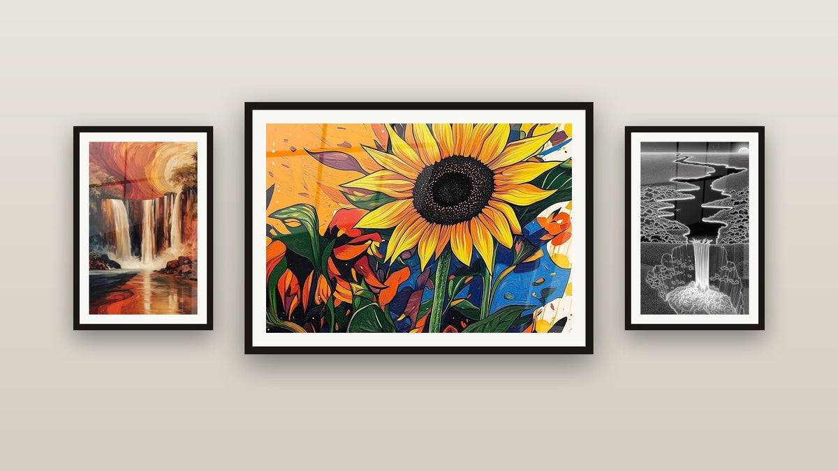 Pared de galería con tres cuadros enmarcados: Cascada en espiral, Cascada tropical y Girasol N°3