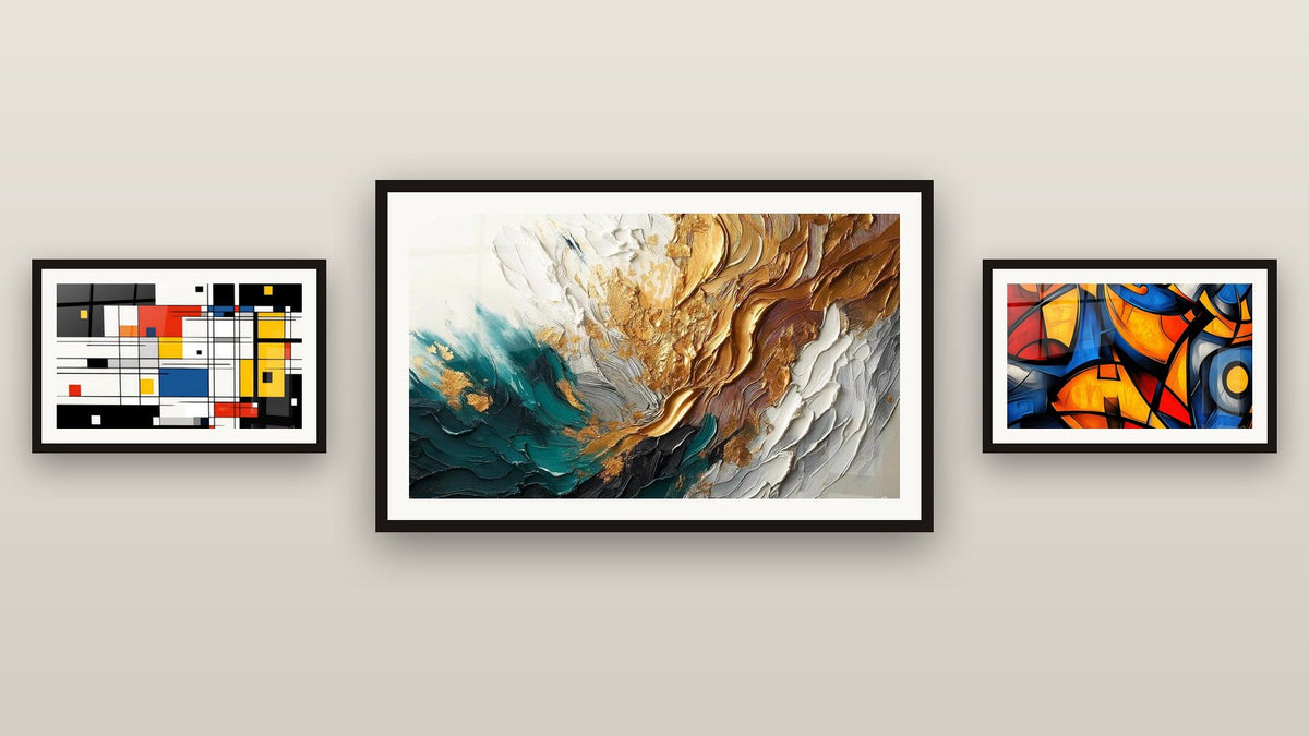 Pared de galería con tres cuadros enmarcados, entre ellos Trazos en Oro y Jade y Composición geométrica colorida