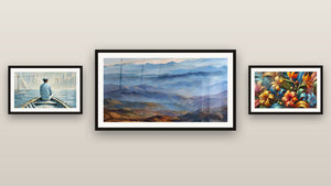 Galerijwand met drie ingelijste schilderijen, waaronder Bergnevels en De Kunst van Water
