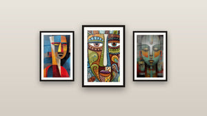 Galerijwand met drie ingelijste schilderijen, waaronder Met gezichten in totemen