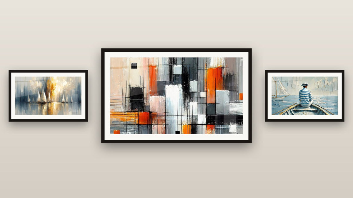 Mur de galerie avec trois tableaux encadrés : Aurore sur la Baie, L’Art de l’Eau et Mécanique des couleurs