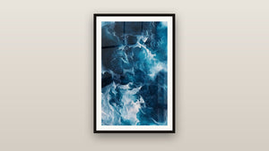 Ingelijst schilderij aan een muur: Vloeiende Blauw-Witte Wervelingen