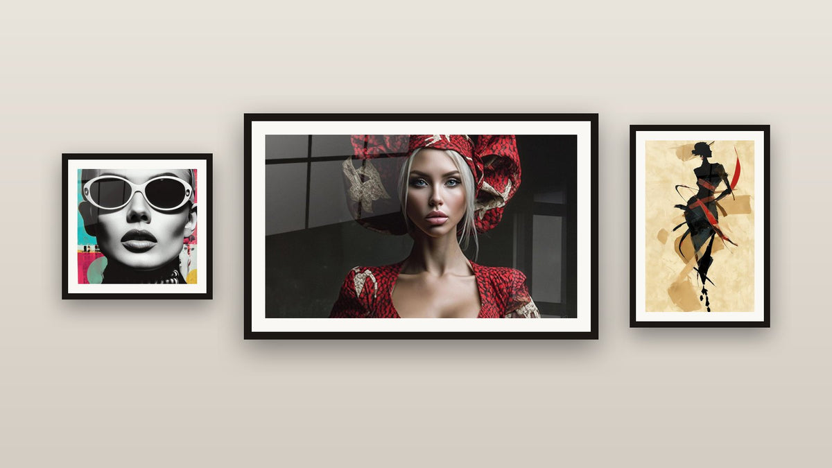 Pared de galería con tres cuadros enmarcados: Retrato Glamuroso, Retrato Mujer y Silueta negra y roja con cintas cruzadas