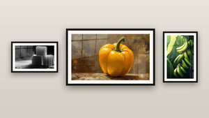 Galerijwand met drie ingelijste schilderijen: Banaan Nr. 2, Suikertafel nr. 1 en Paprika nr. 1