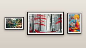 Galerijwand met drie ingelijste schilderijen, waaronder Abstract Tropisch Landschap en Verborgen Oase in de Natuur