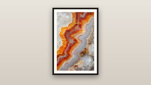 Ingelijst schilderij aan een muur
