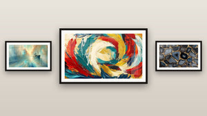 Pared de galería con tres cuadros enmarcados, entre ellos Metamorfosis Cósmica y En El Corazón de la Brisa