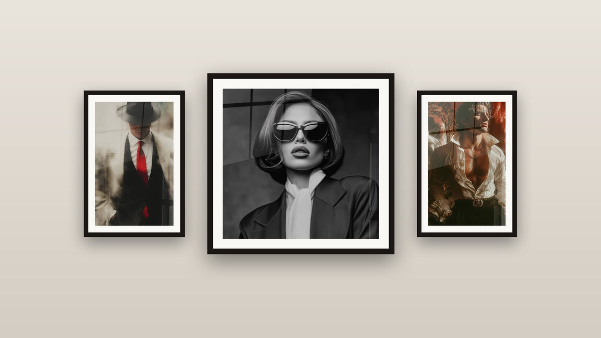 Galerijwand met drie ingelijste schilderijen, waaronder Mannelijke Schoonheid en Zwarte Cinema Stijl