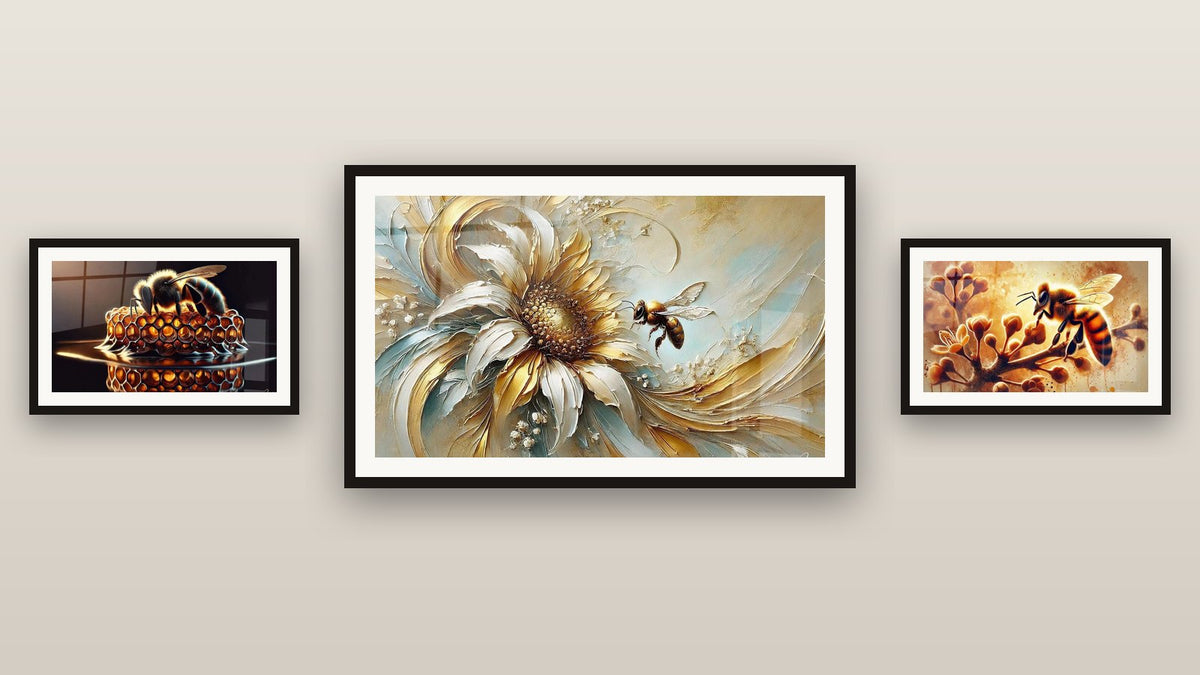 Parete galleria con tre quadri incorniciati: Alveare, Nettare d'Oro e Magia dei Fiori