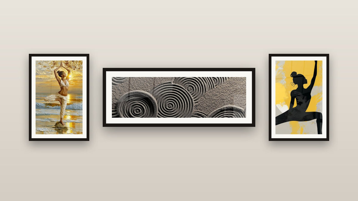 Mur de galerie avec trois tableaux encadrés, dont Femme en tenue blanche sur rocher doré