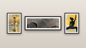 Galerijwand met drie ingelijste schilderijen