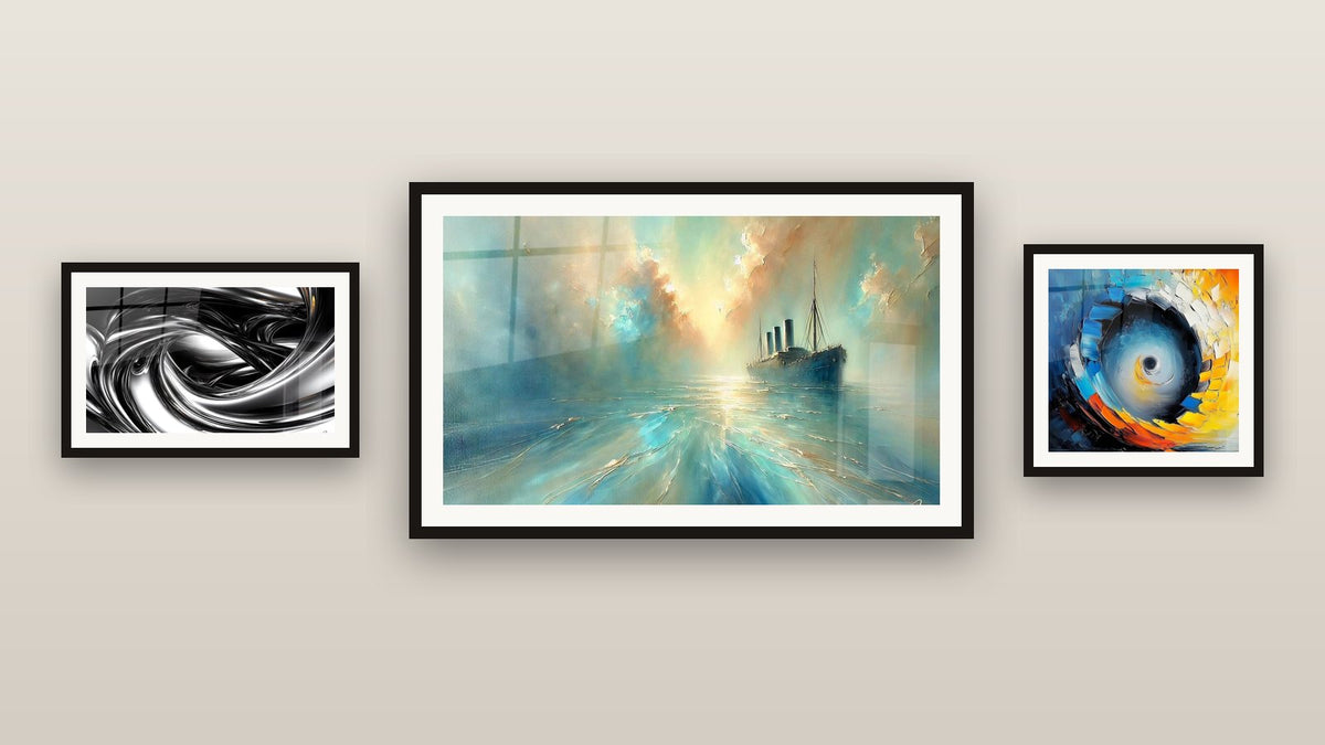 Pared de galería con tres cuadros enmarcados: Remolino metálico, Espiral cósmico naranja y azul y En El Corazón de la Brisa