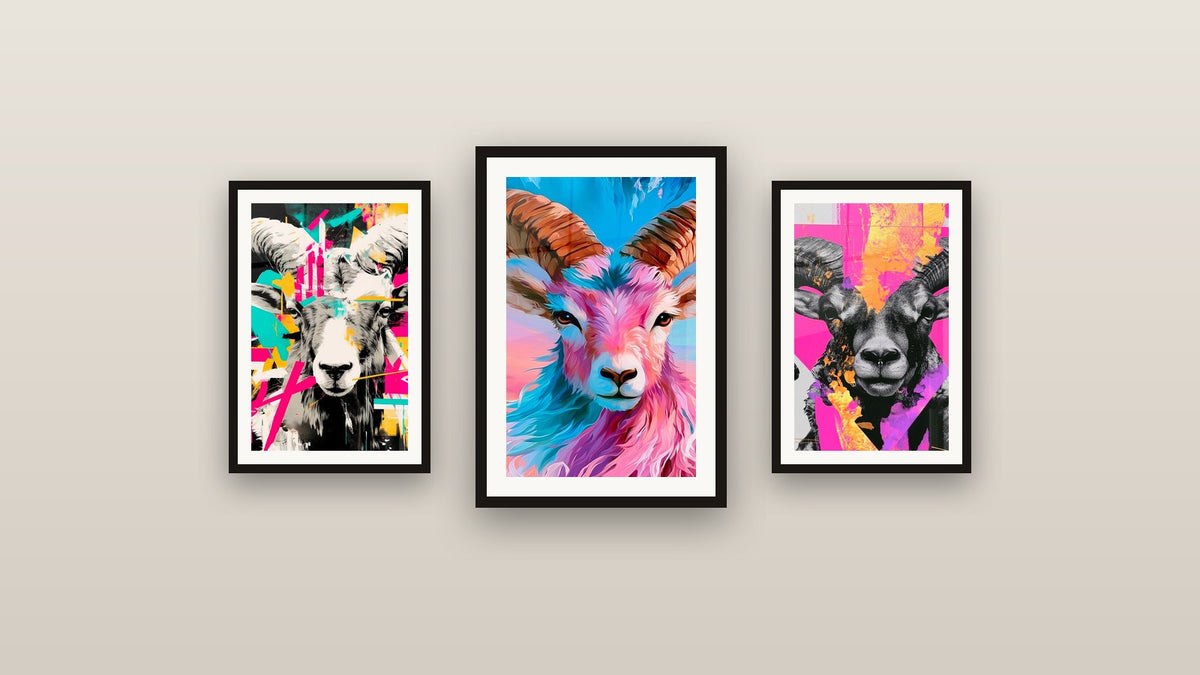 Mur de galerie avec trois tableaux encadrés