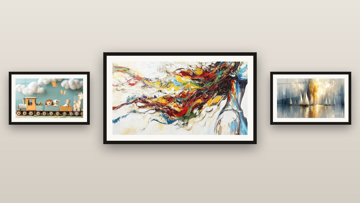 Parete galleria con tre quadri incorniciati: Treno N°2, Alba sulla Baia e Muse Moderna