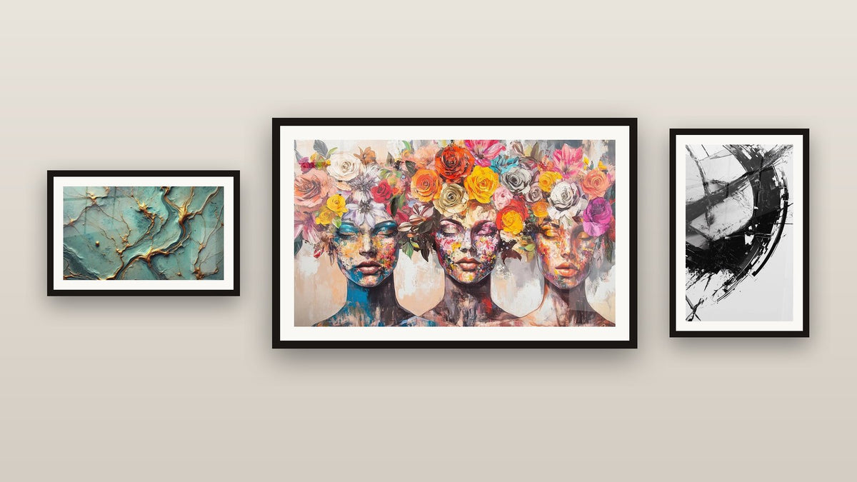 Pared de galería con tres cuadros enmarcados: Las Musas Florecientes, Ríos de Oro y La Fractura del Tiempo
