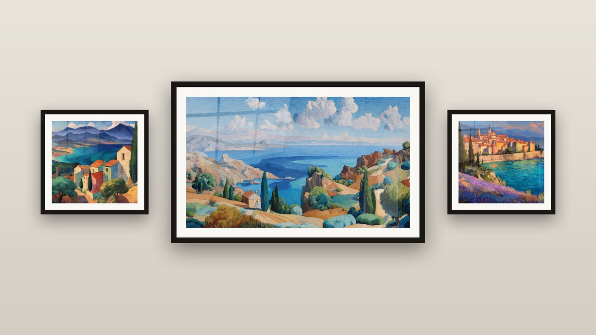 Parete galleria con tre quadri incorniciati, tra cui Paesaggio mediterraneo e Villaggio costiero mediterraneo