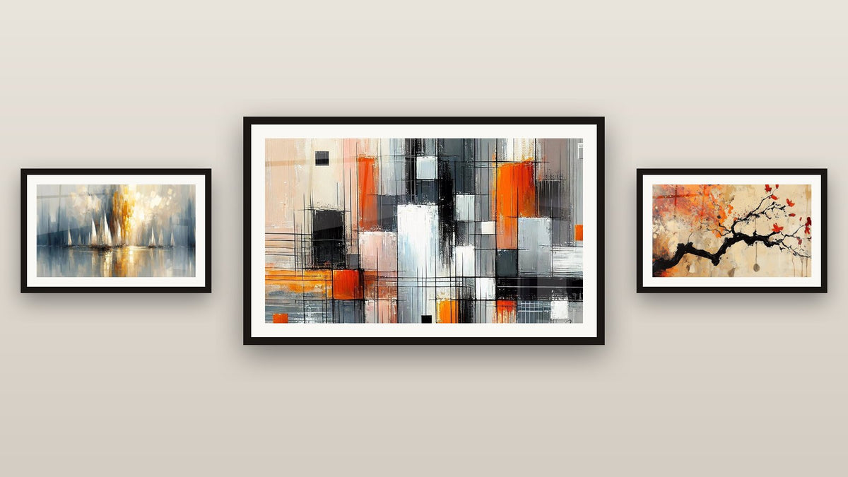 Mur de galerie avec trois tableaux encadrés : Mécanique des couleurs, Aurore sur la Baie et Terracotta N°4