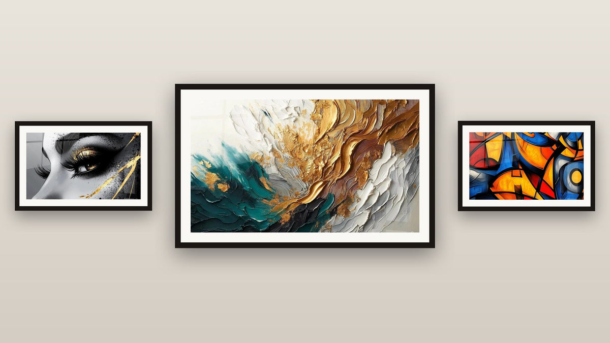 Pared de galería con tres cuadros enmarcados: Trazos en Oro y Jade, Formas geométricas coloridas y Ojo Lágrima de Oro