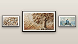 Galerijwand met drie ingelijste schilderijen: Boom van Toen, De Kunst van Water en Zandschatten