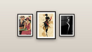 Pared de galería con tres cuadros enmarcados, entre ellos Silueta Femenina Elegante y Pareja Cóctel