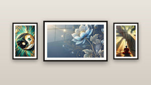 Pared de galería con tres cuadros enmarcados: Flor de Luz, Equilibrio y Tranquilidad en Bosque