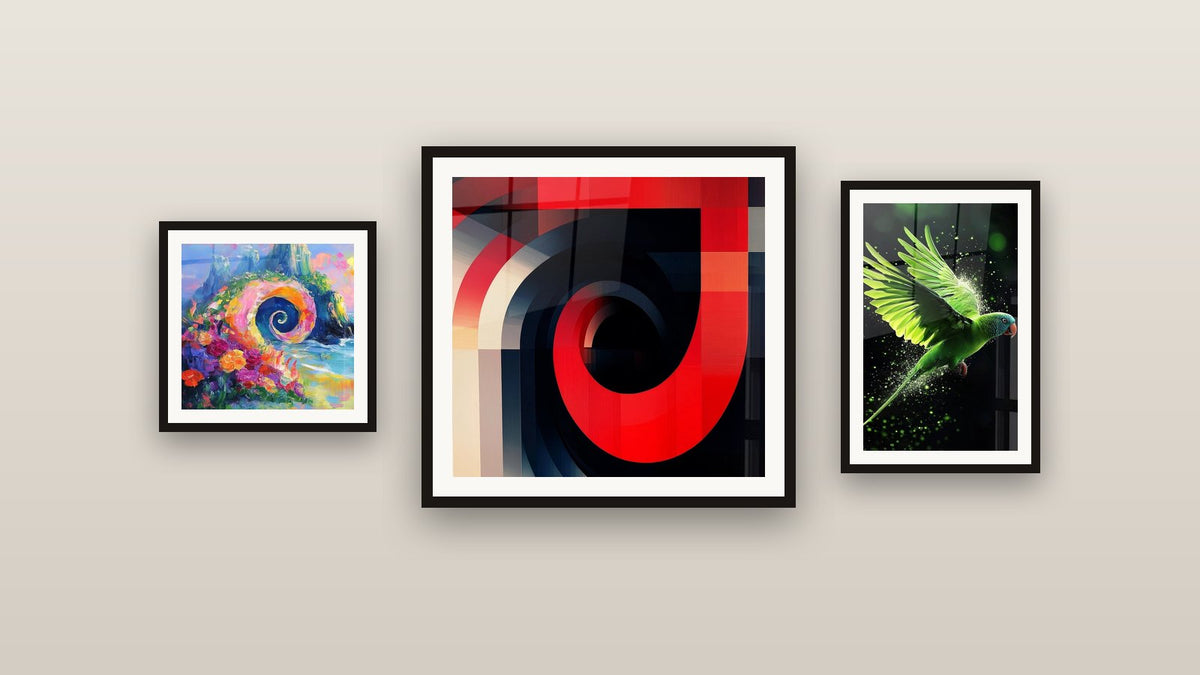 Pared de galería con tres cuadros enmarcados: Espiral marino colorido, Espirales concéntricas rojo y negro y Loro N°2