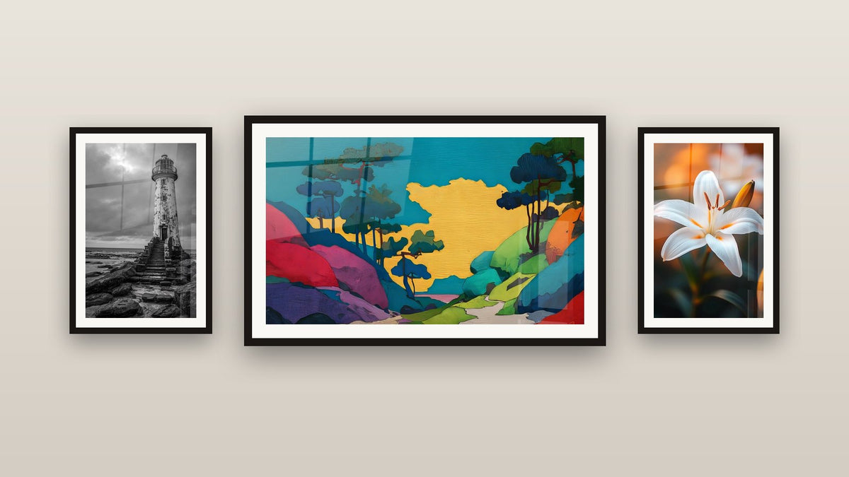 Parete galleria con tre quadri incorniciati: Paesaggio montano colorato, Faro antico di e Giglio N°2