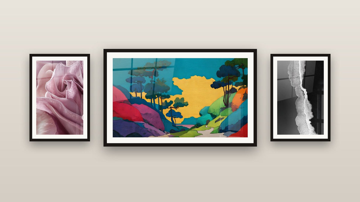Galerijwand met drie ingelijste schilderijen: Oceaanlandschap, Kleurrijk berglandschap en Tulp Nr. 2