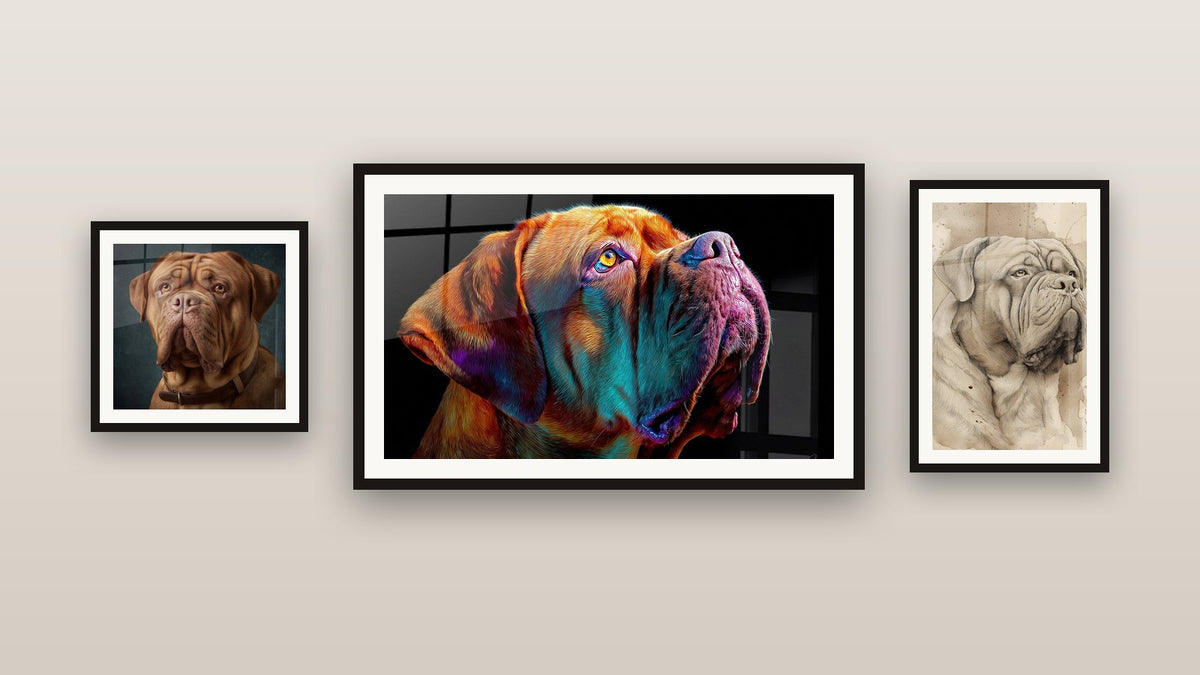 Pared de galería con tres cuadros enmarcados, entre ellos Retrato Canino en Tonos Sépia