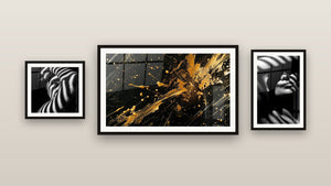 Pared de galería con tres cuadros enmarcados, entre ellos Mujer sombras ventana y Mujer Sombras Luminosas