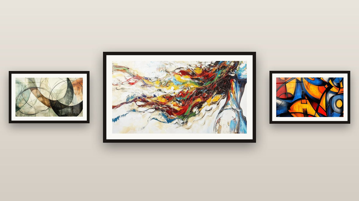 Mur de galerie avec trois tableaux encadrés : Formes géométriques colorées, Muse Moderne et Les Liens Invisibles