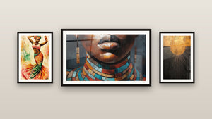 Galerijwand met drie ingelijste schilderijen, waaronder Afrikaanse Vrouw Ketting en Gouden Zonnestraal