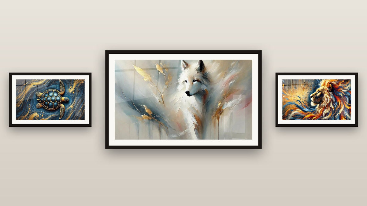 Galerijwand met drie ingelijste schilderijen: Witte Wijsheid, Ocean Guardian en Wanddecoratie Wilde Vlam