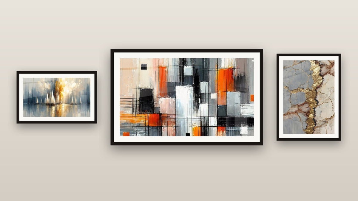 Parete galleria con tre quadri incorniciati, tra cui Meccanica dei Colori e Alba sulla Baia