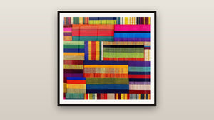Ingelijst schilderij aan een muur: Textiele patchworktekening