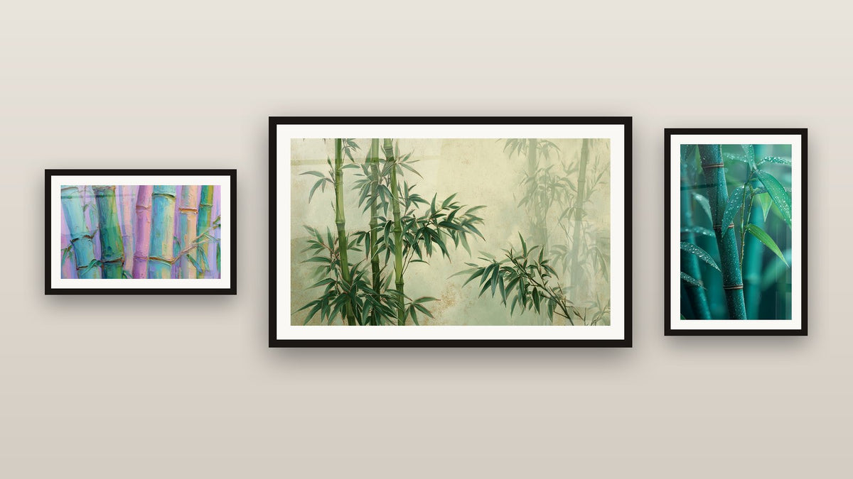 Pared de galería con tres cuadros enmarcados, entre ellos Bambúes Verdes y Malva al Óleo