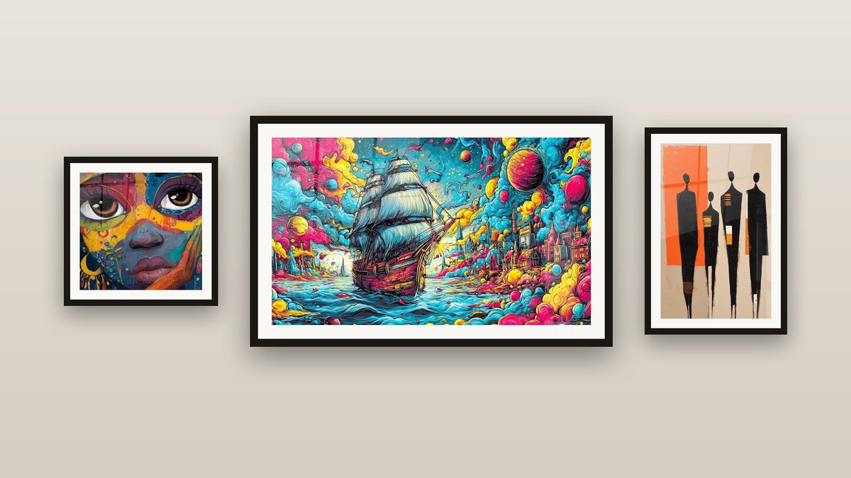 Galerijwand met drie ingelijste schilderijen, waaronder Afrikaanse Silhouetten en Piratenschip