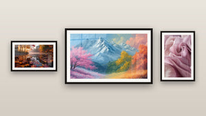 Mur de galerie avec trois tableaux encadrés : Lac d'automne brumeux, Montagne enneigée avec arbres colorés et Tulipe N°2