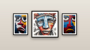 Galerijwand met drie ingelijste schilderijen, waaronder Met tribale geest