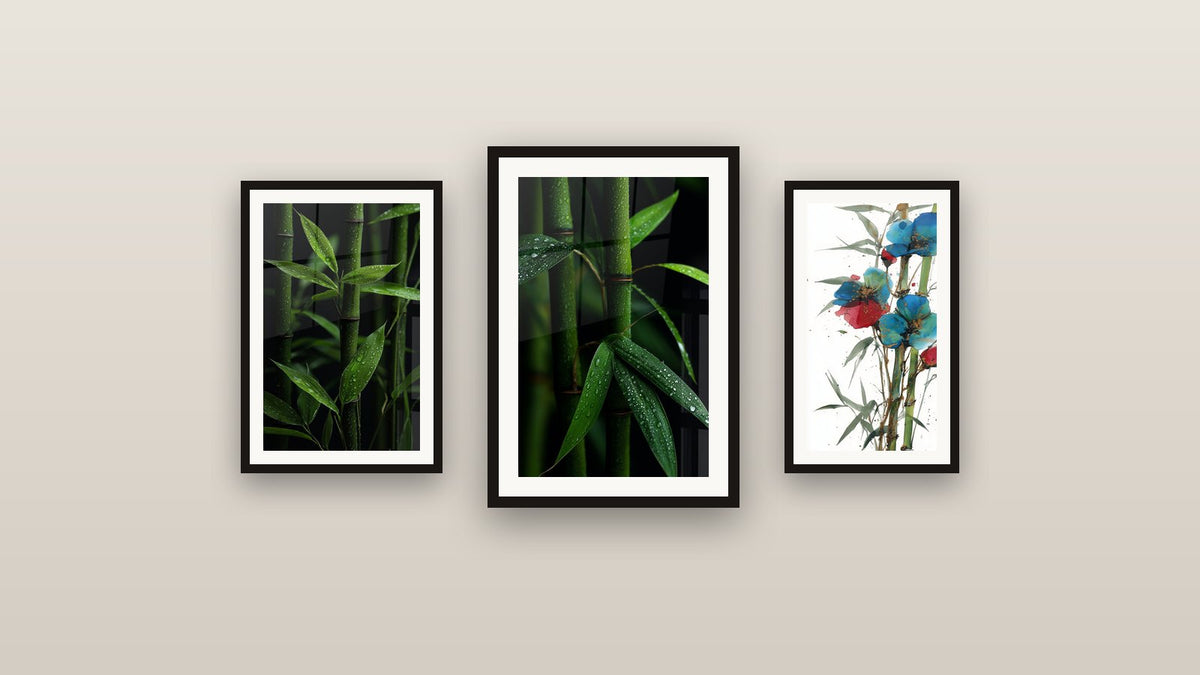 Galeriewand mit drei gerahmten Gemälden, darunter Blumenbild Blau und Rot auf grünen Stielen