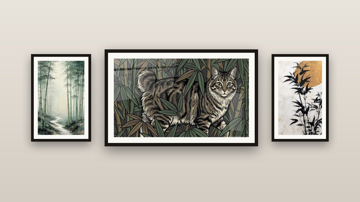 Galeriewand mit drei gerahmten Gemälden, darunter Wald in Salbeigrün und nebliger Pfad und Katze im Bambushain