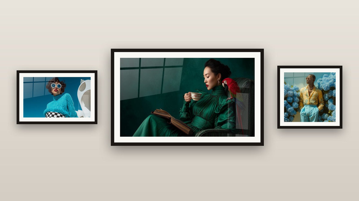 Mur de galerie avec trois tableaux encadrés, dont Femme en robe verte au perroquet rouge