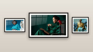 Galerijwand met drie ingelijste schilderijen