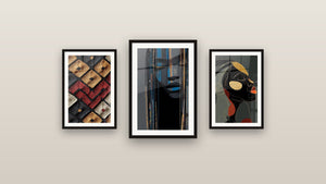 Pared de galería con tres cuadros enmarcados: Rostro Africano, Motivos geométricos y Perfil Mujer Negra